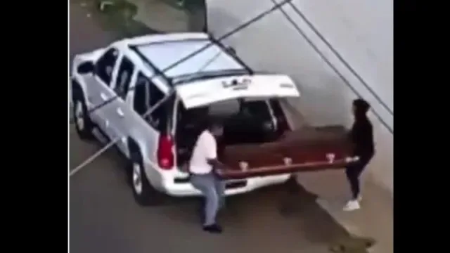 México: Homens retiram caixão de carrinha funerária e deixam-no na rua