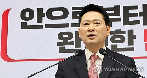 張, 靑 '손봉기 반려'에 "李대통령 탄핵위해 웃통 벗고 싸울 것"