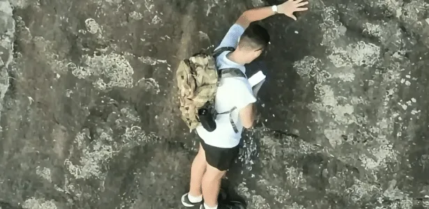 Alpinista fica preso a 80 metros de altura e checa celular durante resgate