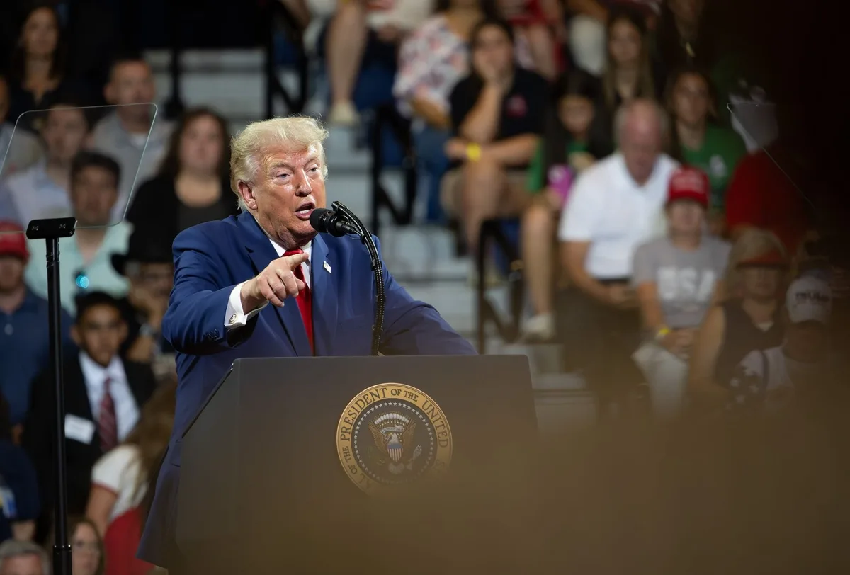 Condenan a un exoperador del teleprompter de Trump por apostar sobre sus discursos
