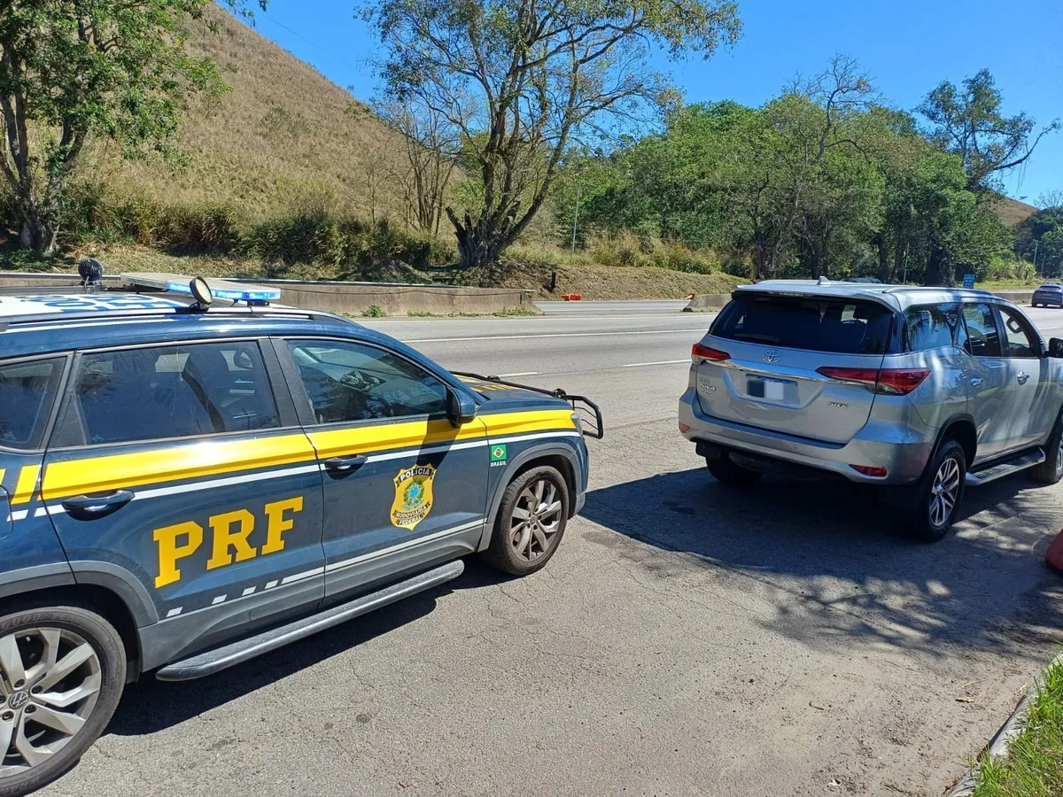 Casal é preso e carro clonado é recuperado na Dutra em Barra Mansa