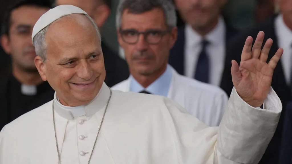 Quatre jours après son opération au poumon, le pape Léon XIV est rentré au Vatican