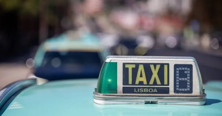 DECO questiona legalidade da tarifa fixa dos táxis em Lisboa