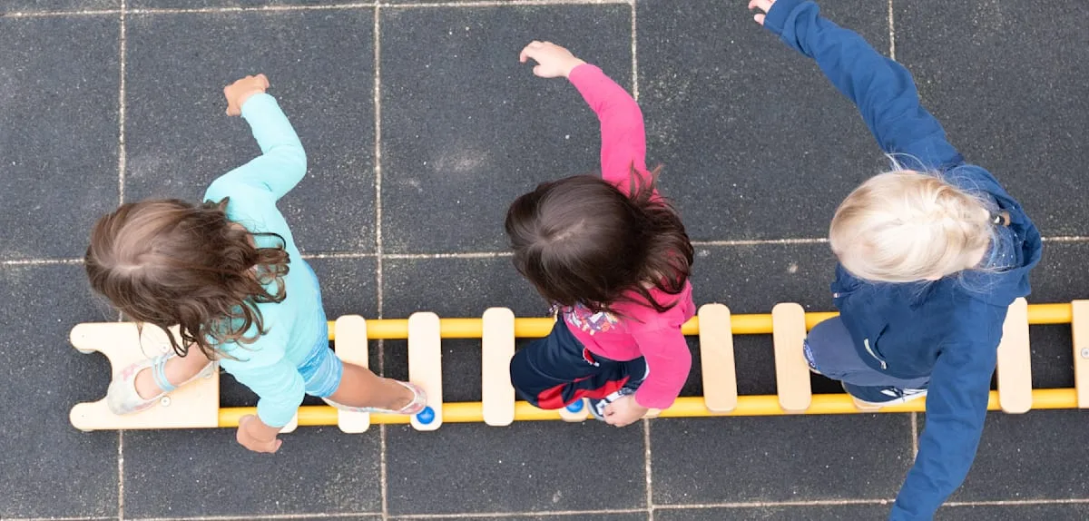 Unbekannter spricht Kind einer Kindergartengruppe in Aurich an