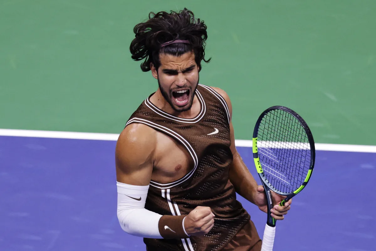 Carlos Alcaraz vuela sobre la pista del US Open y presenta su candidatura al título