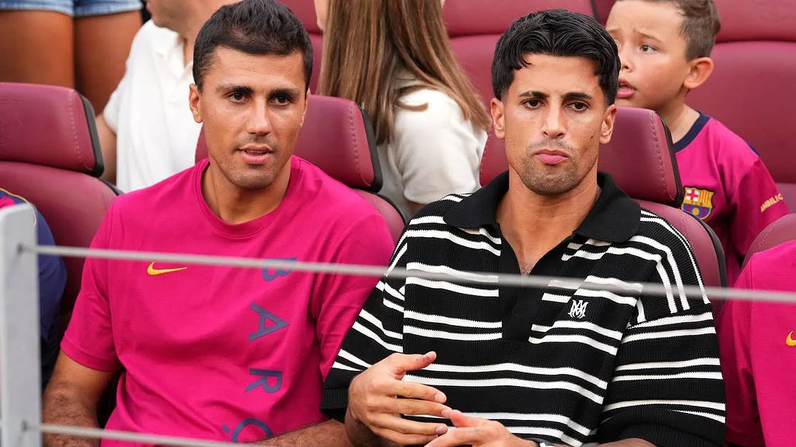 Cancelo estava equipado e no túnel, mas não foi apresentado no Barcelona