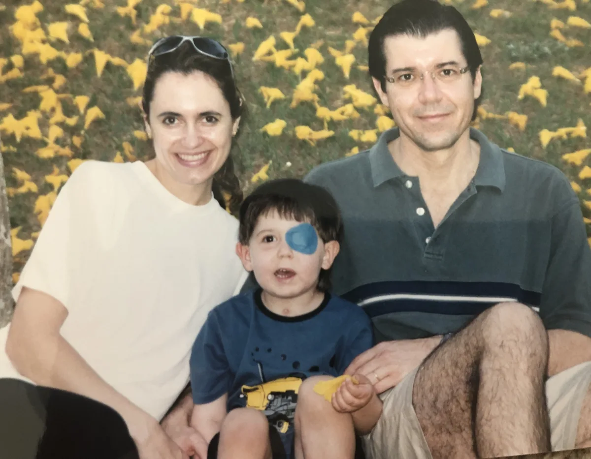 ‘Desapego com dor e amor’: pai narra a vida do filho que conviveu uma década com câncer