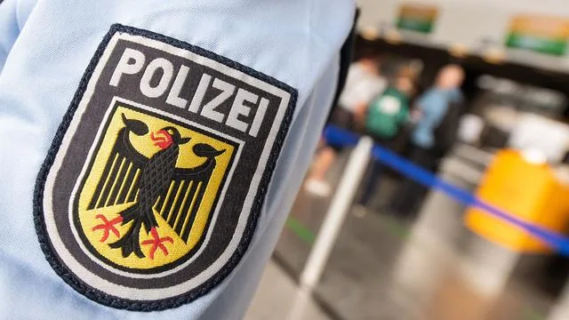 Mit Haftbefehl gesucht: Gesuchter 67-Jähriger am Frankfurter Flughafen festgenommen