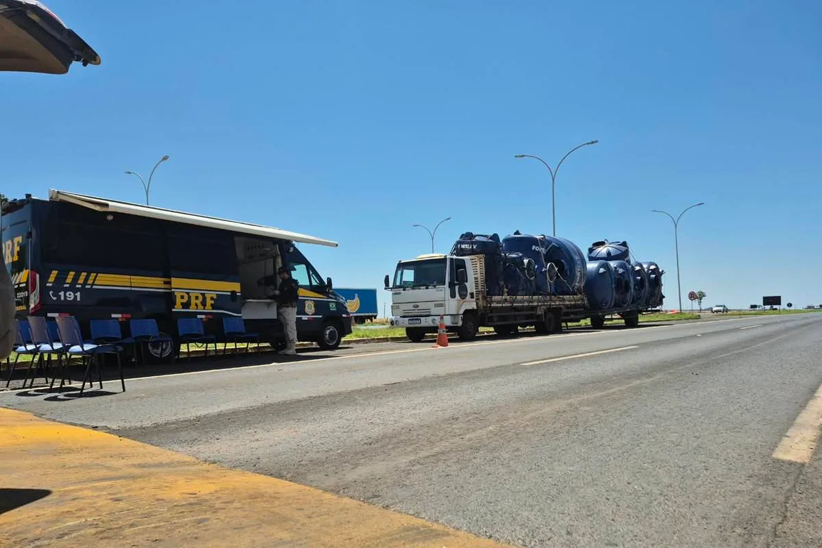 Caminhoneiro bêbado preso com carga excedente não tinha curso de condução