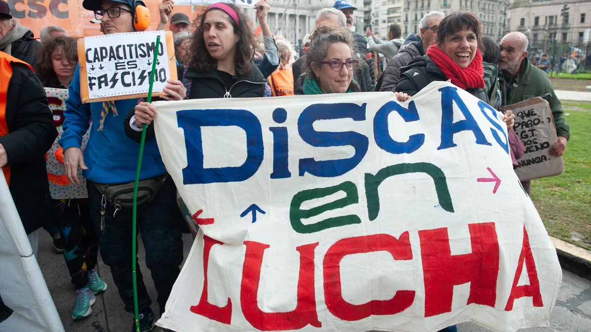 LLA sostiene la estrategia de dilación para discapacidad y morosidad y crece la presión opositora para forzar una definición