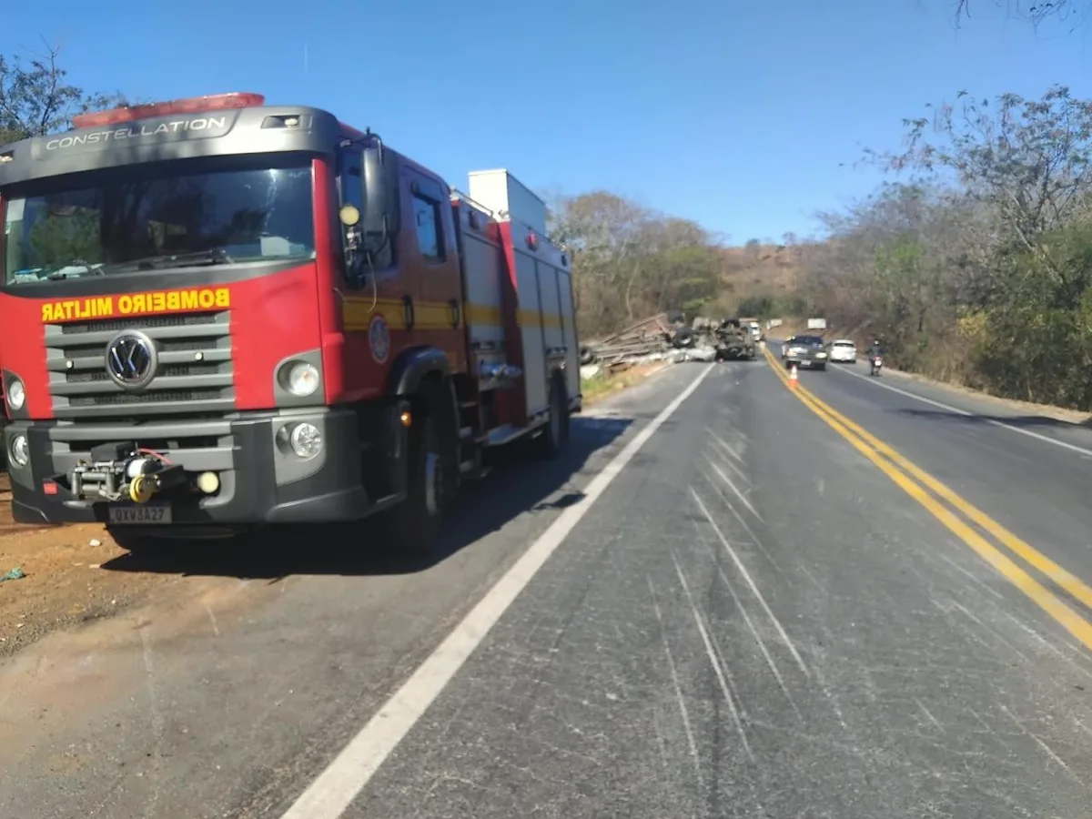 Pai, mãe e filho ficam feridos após tombamento de carreta na BR-251
