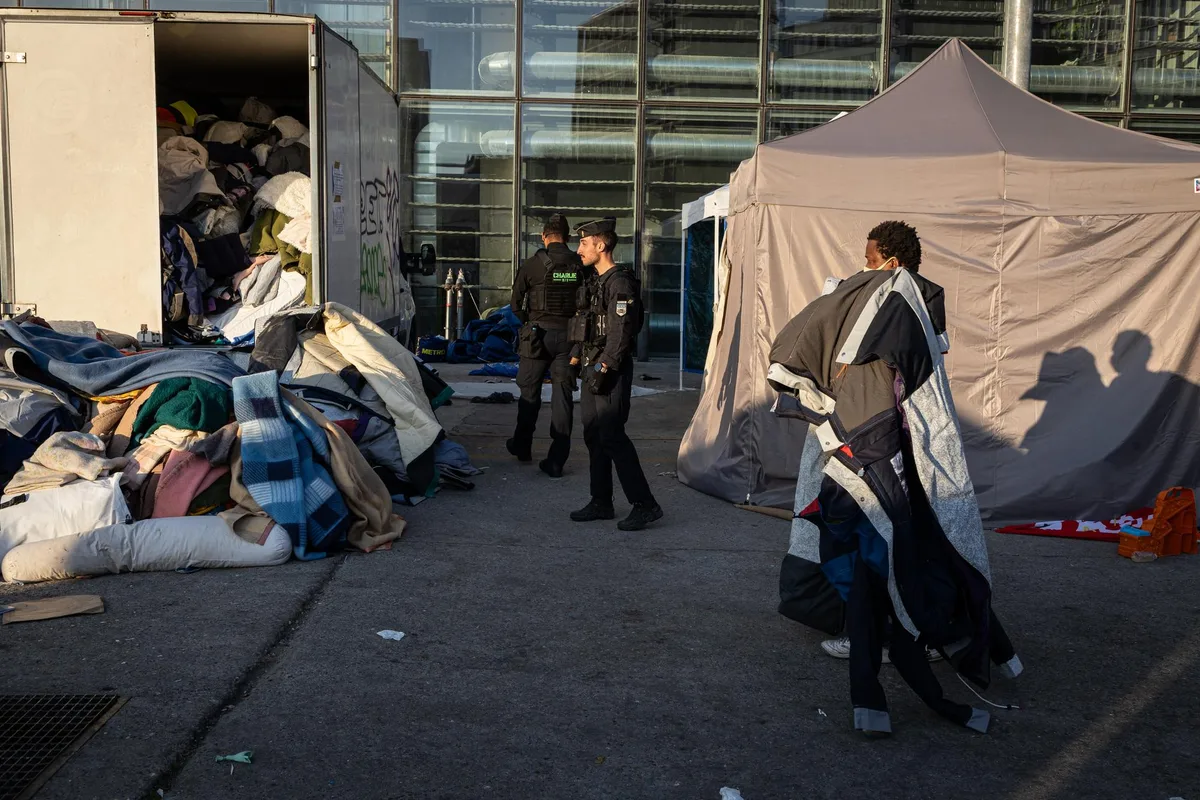 Evacuation du campement de sans-abri devant le Samu social à Paris : des centaines de personnes sans solution