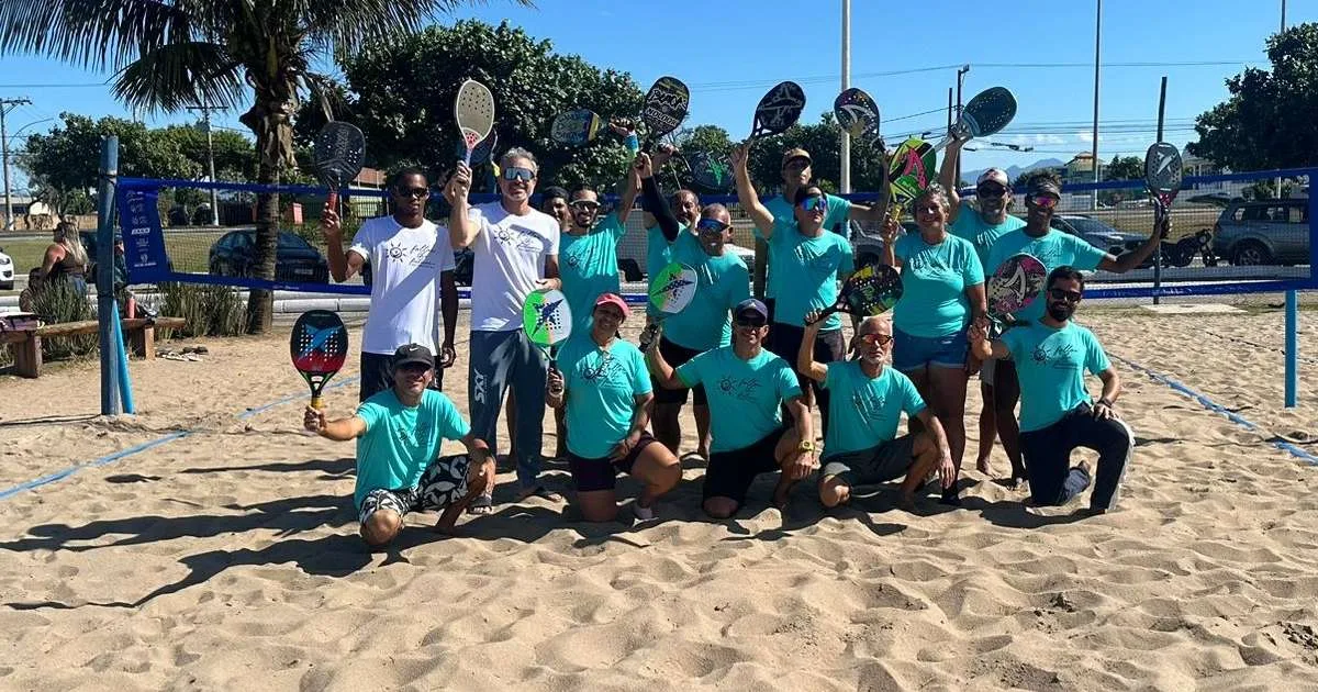 Praia do Leme recebe jovens de comunidades para capacitação em atividades de apoio a eventos de Beach Tennis nesta sexta-feira