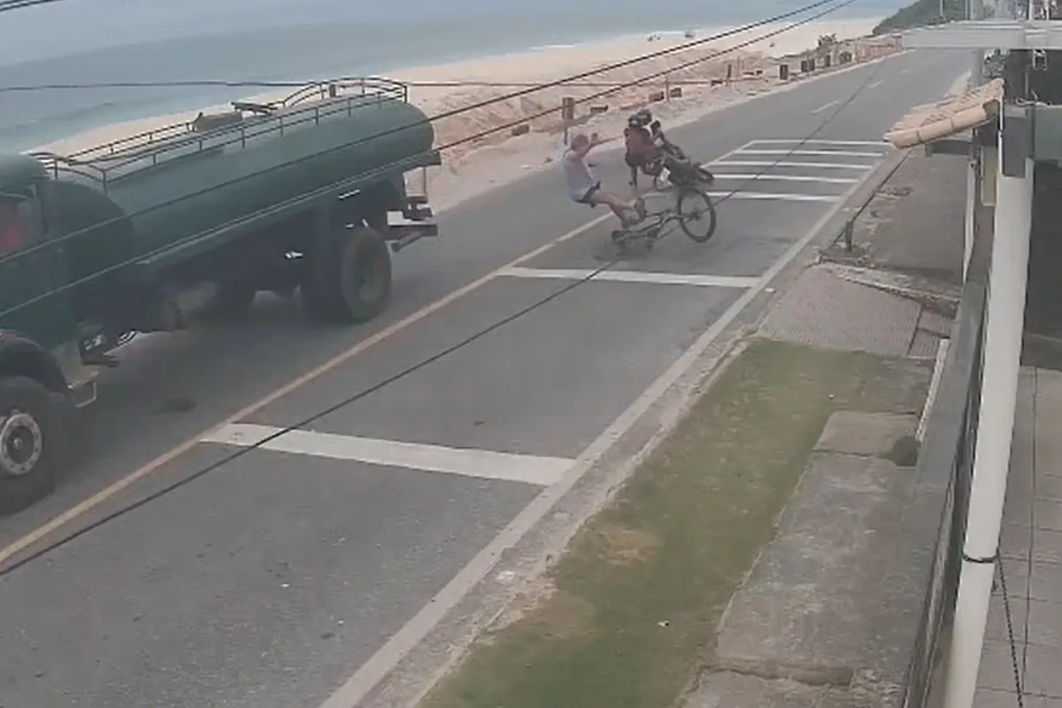 Vídeo: acidente entre ciclista e motociclista deixa 3 feridos em avenida de Saquarema