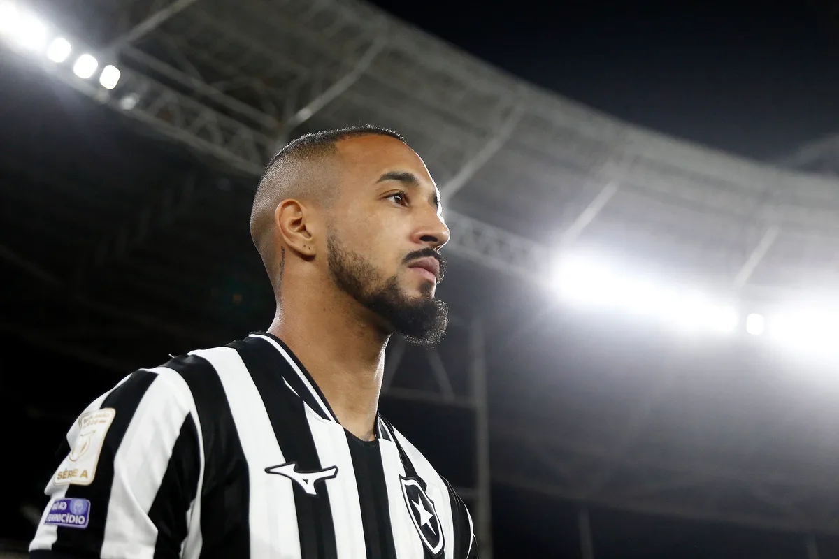 Com Monzón e Justino, Botafogo reacende briga na defesa por substituto de Arthur Chaves
