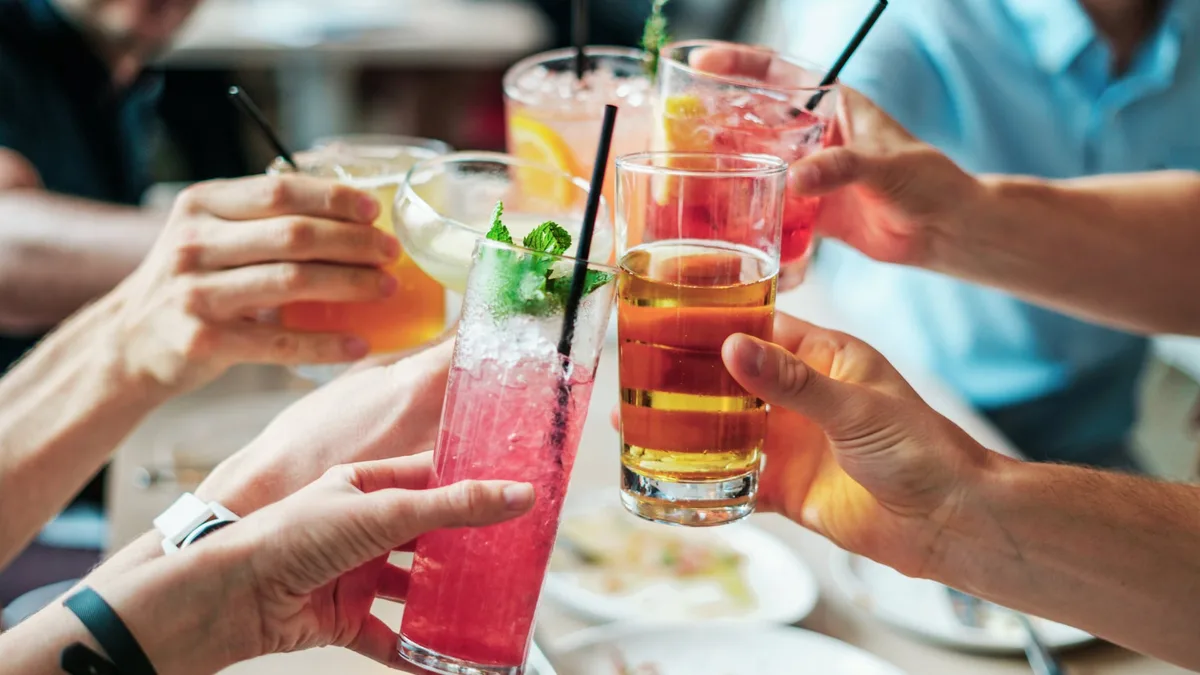 Mexicanos respaldan modificar horario y elevar edad mínima para consumir alcohol, según encuesta: 67% respalda subir impuesto