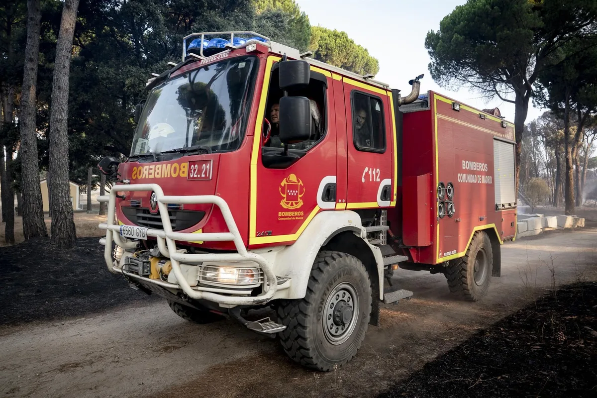 El incendio en Aldea del Fresno obliga a cortar la M-510 a lo largo de varios kilómetros y se suspende el autobús 548