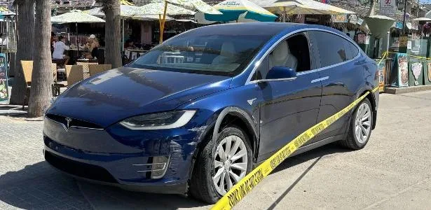 Pedestres detêm motorista após Tesla atingir mulher em San Diego, nos EUA