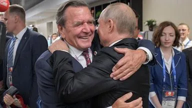"Schande": Massive Kritik am Putin-Besuch von Schröder