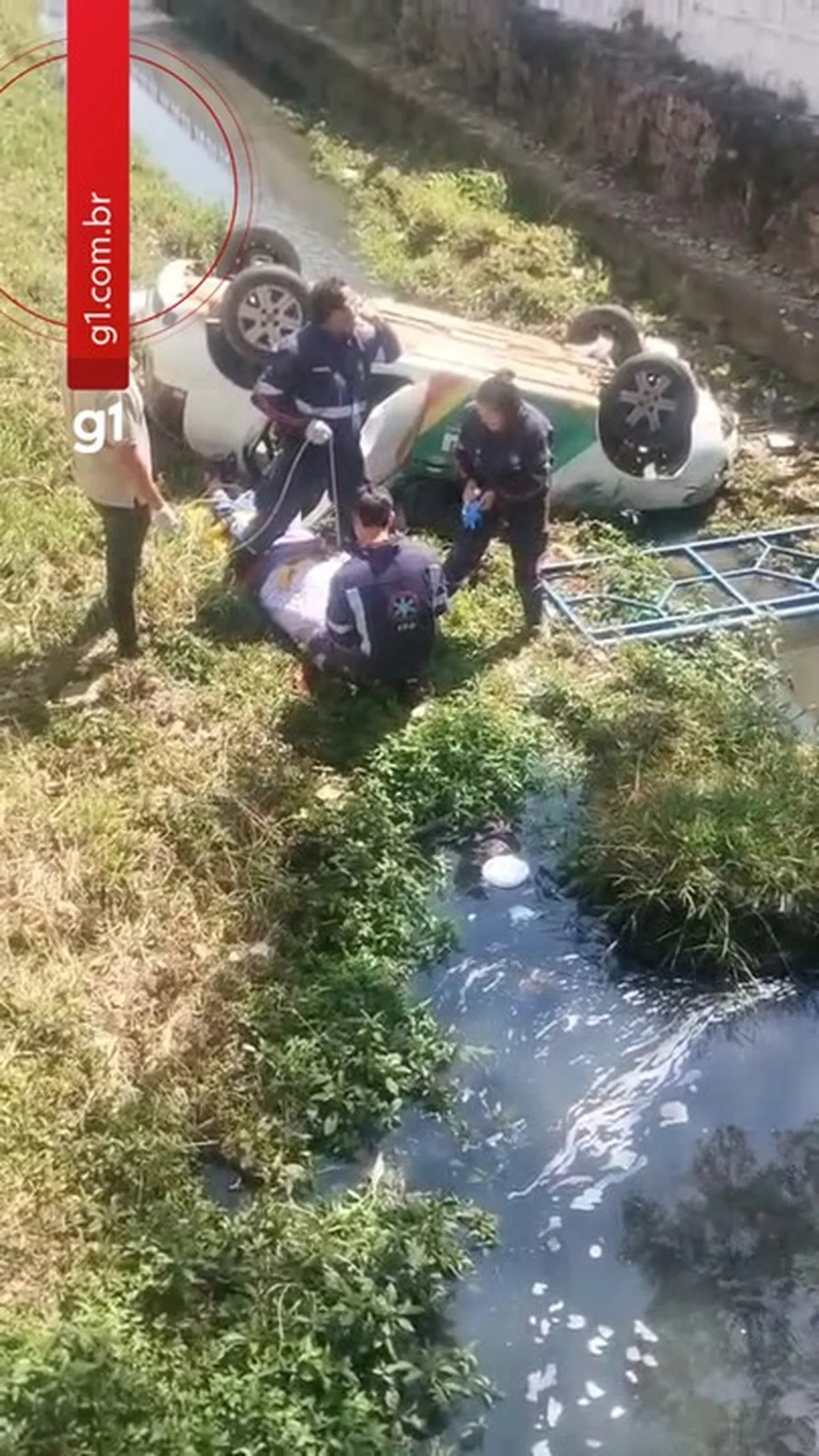 VÍDEO: carro oficial da Prefeitura de Itu cai em córrego da Marginal após motorista perder o controle