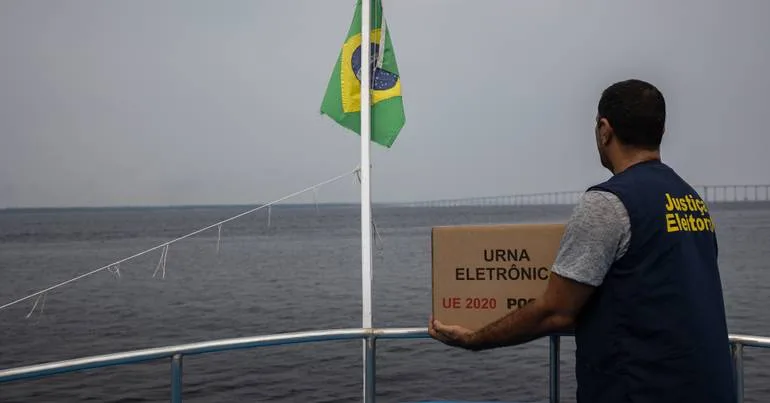 Flávio vota pelo fim da "escala 6x1" e Lula apoia MEI