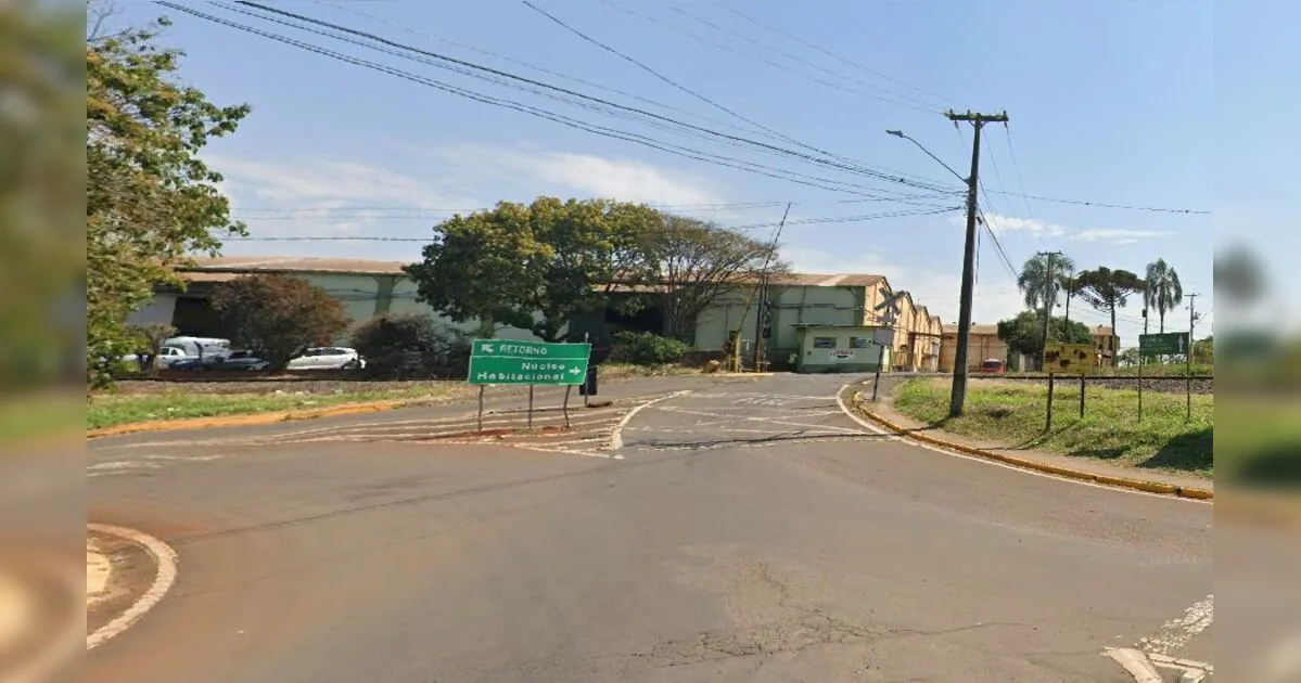 Trem atinge carro que ficou parado sobre trilhos em Apucarana