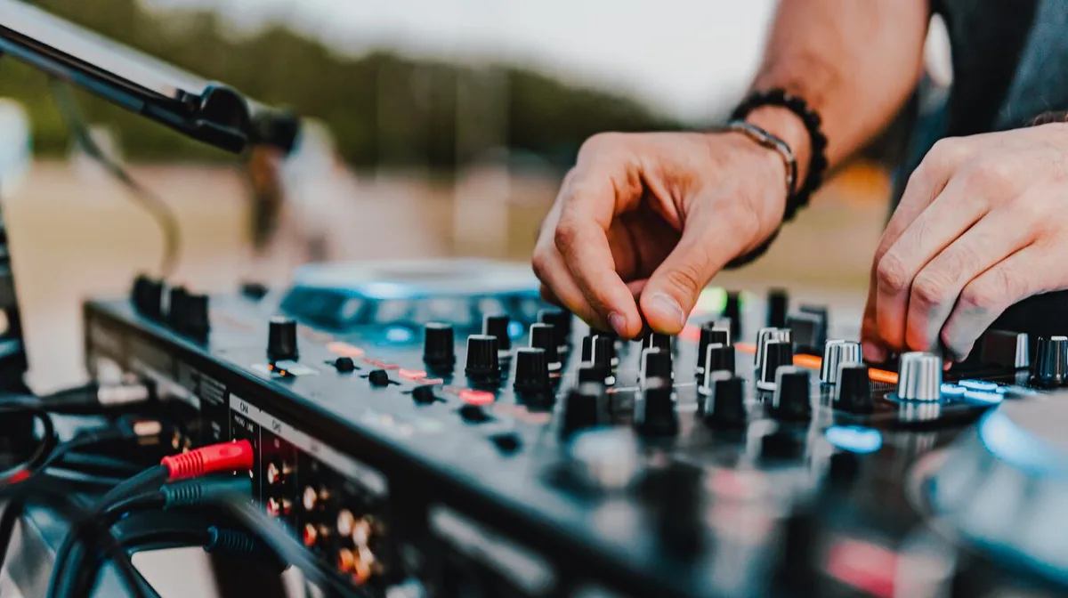 Un DJ de Paraná no pagaba la cuota alimentaria de sus hijos de 5, 6 y 12 años y la Justicia tomó una decisión contundente
