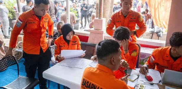 Balsa com 243 pessoas afunda na Indonésia e deixa mais de 140 desaparecidos