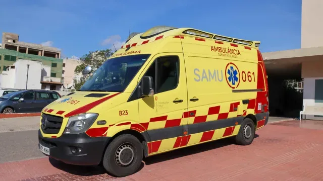 Criança cai de varanda e mãe salta para salvá-lo. Estão hospitalizados