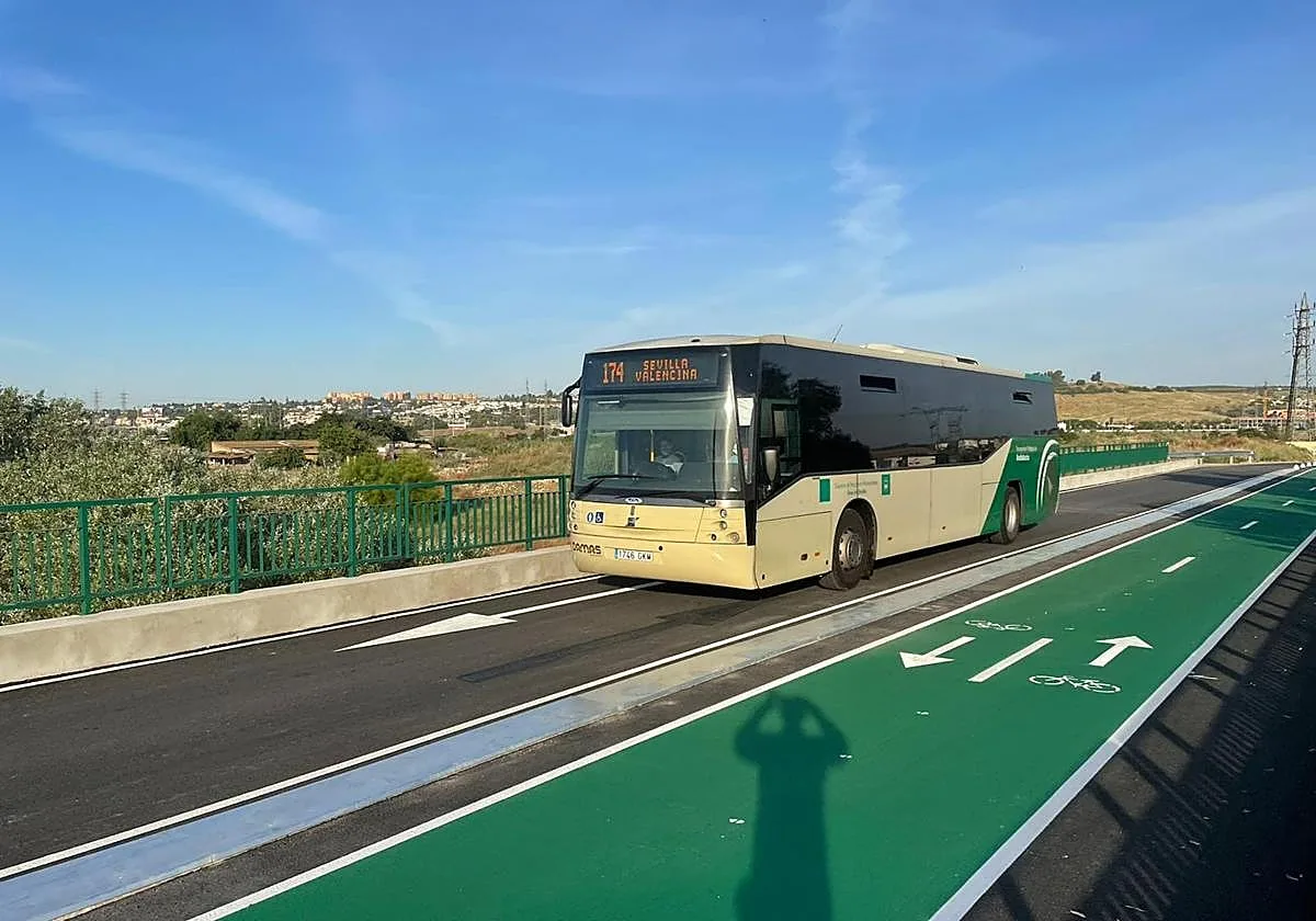 El TSJA avala el despido de un conductor de bus por una negligencia denunciada en Facebook