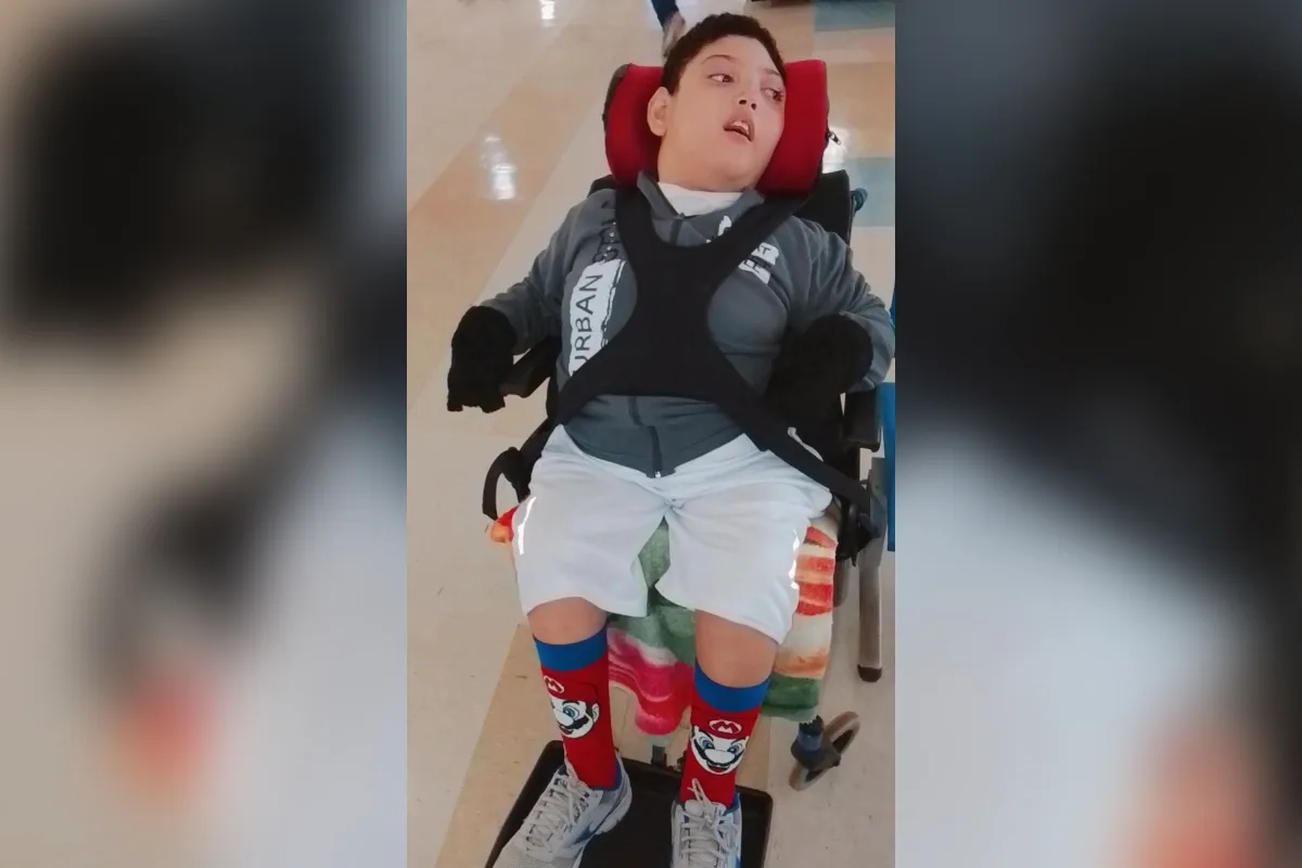Menino que caiu de escada rolante no Metrô precisa de nova cadeira de rodas