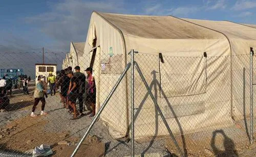 España rechaza petición para frenar campamento de migrantes en Ceuta; persiste tensión por la crisis migratoria