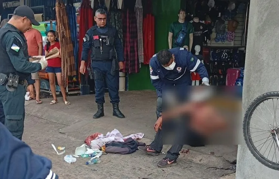 Homem é esfaqueado no rosto durante confusão; suspeito fugiu