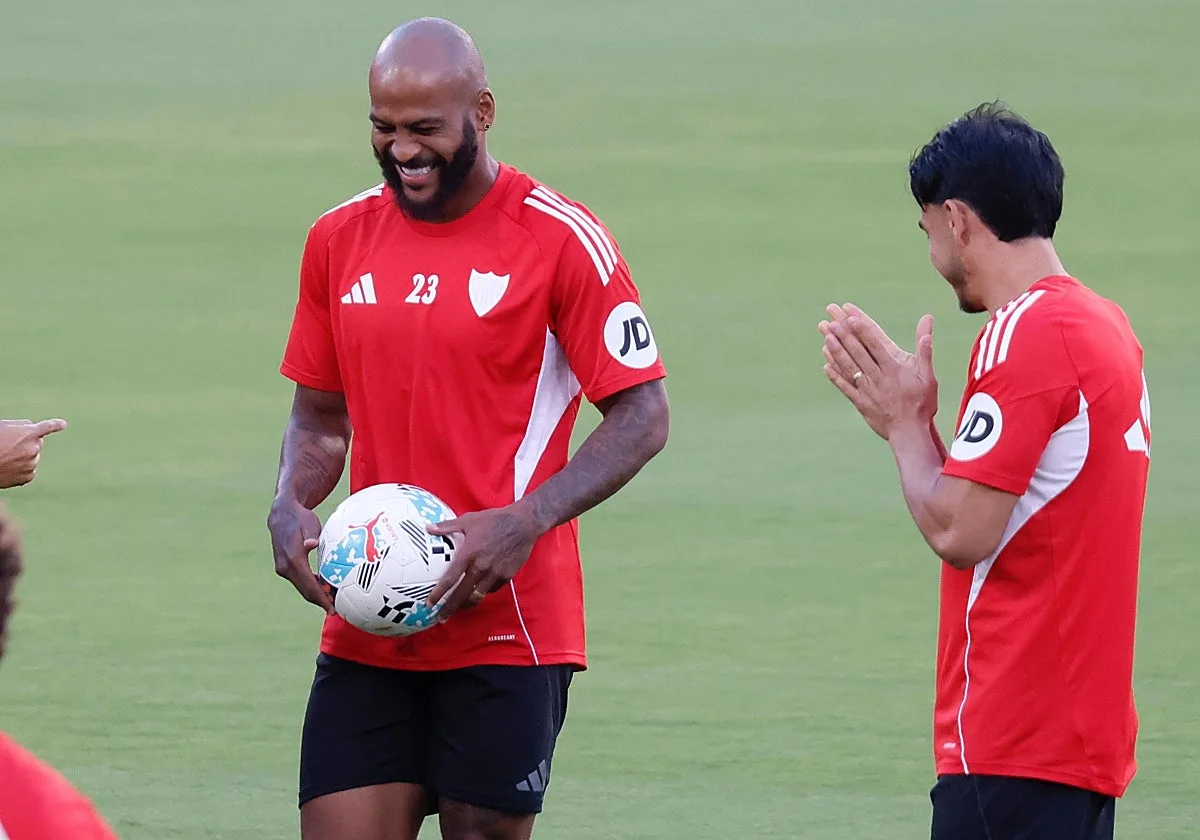 El Sevilla FC mantiene a Raíllo en la recámara ante una posible salida de Marcao