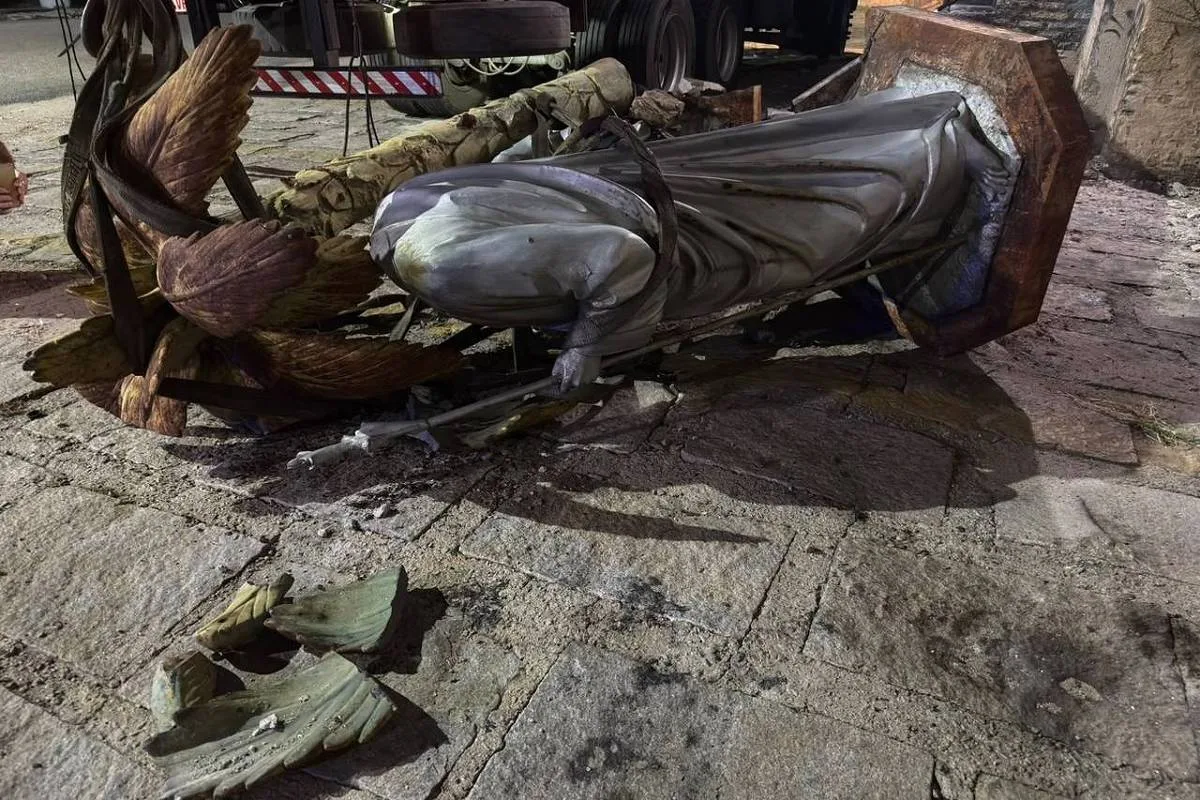 Estátua da Sagrada Família cai durante retirada de prédio histórico em Fortaleza