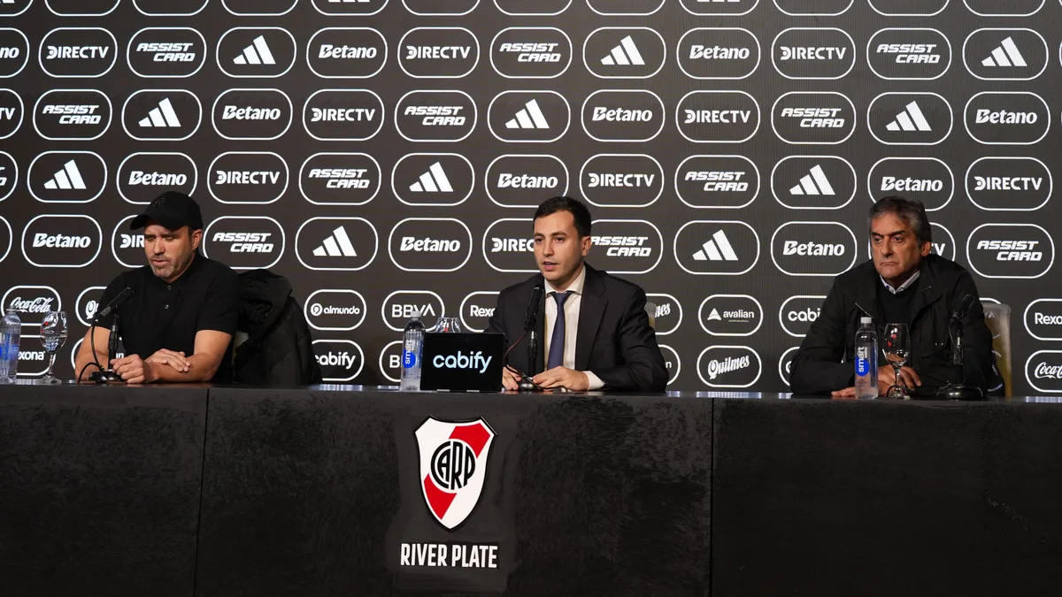 Lo que no se vio de la despedida de Coudet en River: los presentes y el abrazo del final