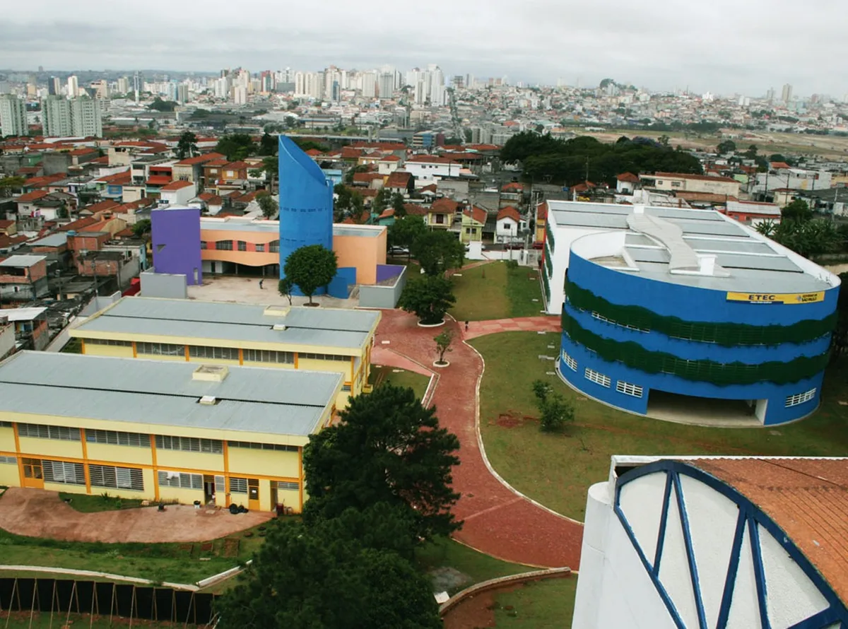 A escola não educa sozinha, mas é essencial na vida das crianças