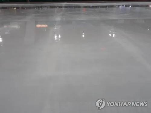 과천시민회관 빙상장서 가스 누출로 140여명 대피…건물 통제