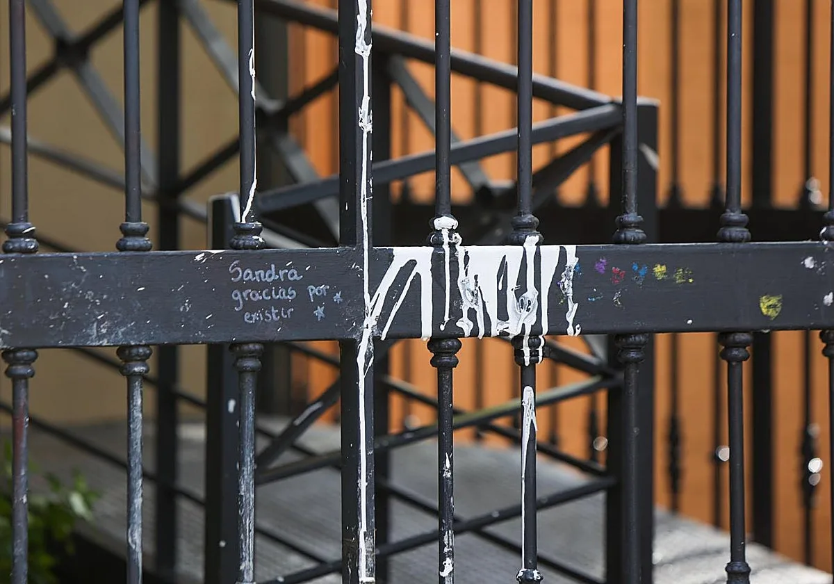Vandalizan con pintura el altar dedicado a Sandra Peña en su bloque de pisos