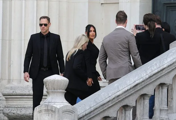 Kim Kardashian recebe indenização simbólica por assalto de joias milionário em Paris; saiba o valor Kim Kardashian recebe indenização simbólica por assalto de joias milionário em Paris; saiba o valor