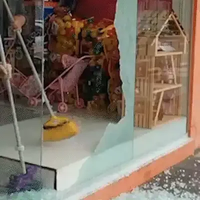 Ladrão quebra vidro de loja de brinquedos e foge com bicicleta e eletrônicos