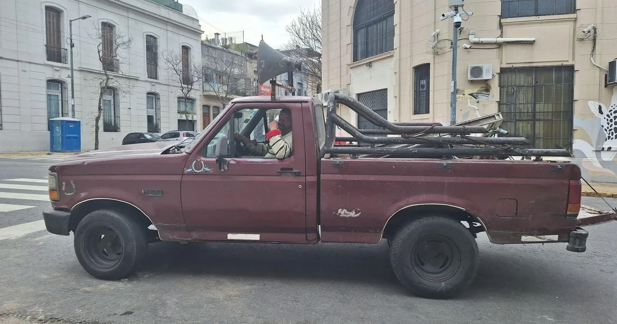 Mundo chatarra: la cadena invisible que va de la camioneta con megáfono a las fábricas de muebles y aluminio