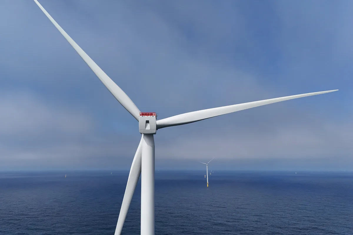 California y Nueva York demandan a Trump por trabar proyectos de energía eólica marina
