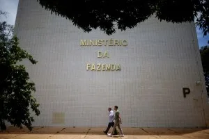 Fazenda atribui aperto no bolso das famílias ao custo do crédito