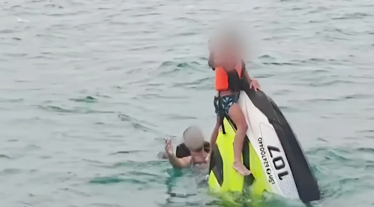 Un padre y sus dos hijos, rescatados tras pasar 16 horas perdidos en el mar