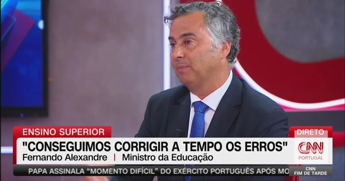 Ministro da Educação garante que erros nos exames foram "corrigidos a tempo" e promete "muitas residências novas"