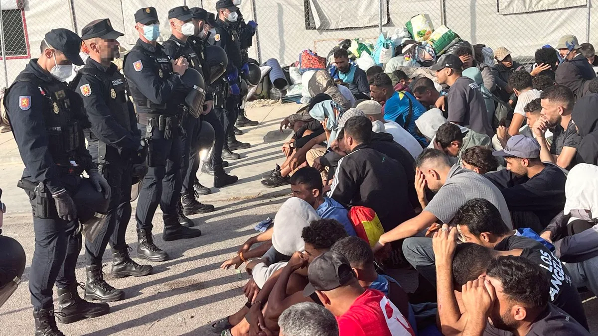 Una cola sin fin y 864 plazas: Ceuta vacía Loma Colmenar y traslada a los migrantes a unas carpas improvisadas en Los Rosales