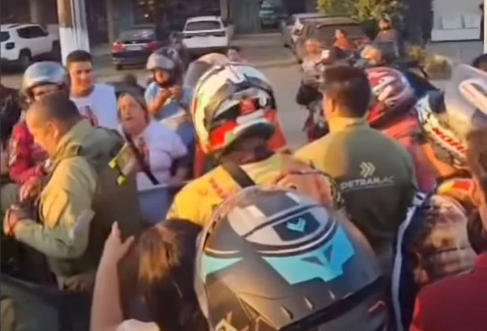 Confusão entre motoboys e agente do Detran marca protesto na Dias Martins