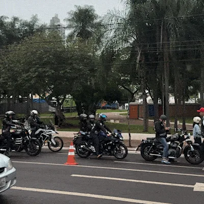 Mesmo sob chuva, moto clube mantém tradição no aniversário da Capital