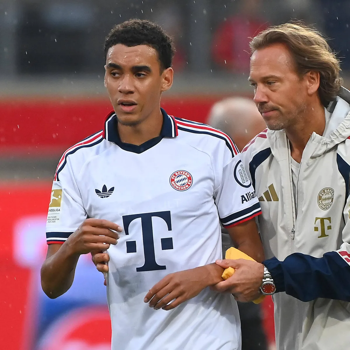 Neue Details zur Krankheit - Nach Zusammenbrüchen: Bayern München verzichtet auf Musiala im Supercup